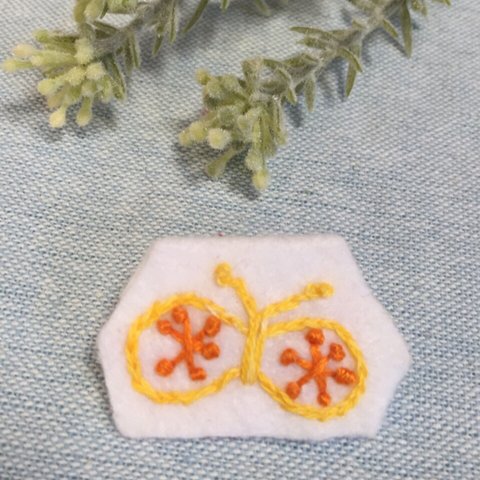 《送料無料》可愛い刺繍♡黄色と橙色のちょうちょのブローチ