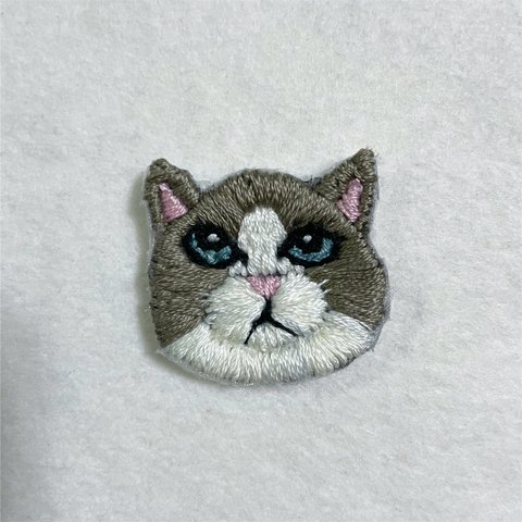 はちわれねこ No.5／ 刺繍ブローチ(小)