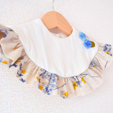 【再販】ブローチのような立体刺繍がおしゃれ✳︎たっぷりフリルの紫陽花スタイ✳︎オーガニックコットン使用