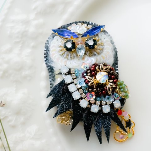 フクロウのビーズ刺繍、相棒ブローチ (羽角 瑠璃紺色)