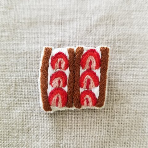 イチゴサンドの刺繍ブローチ(チョコ)【受注制作】