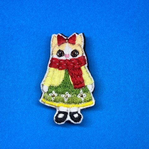  赤いのリボンの茶猫の女の子　冬の猫刺繍ブローチ