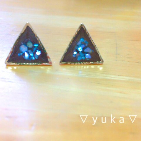 さんかく △ オーロラ ピアス