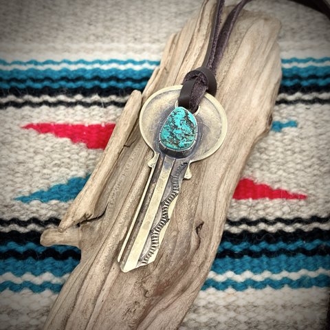 真鍮製　アメリカ製　ヴィンテージキー　鍵　オールド　キングマン　ターコイズ　トルコ石　ブラス　シルバー　ネックレス　ペンダント　# インディアンジュエリー　ネイティブアメリカン　ナバホ族　