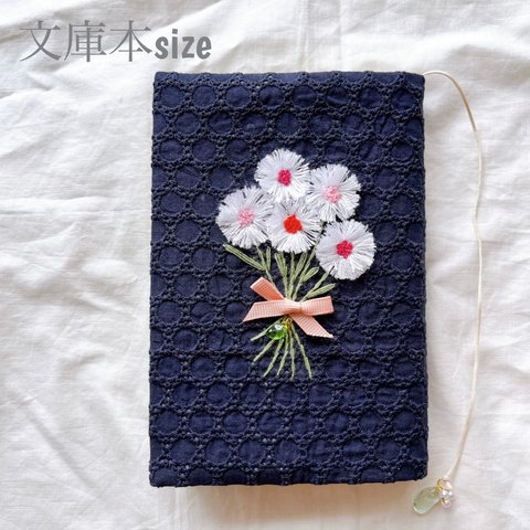 文庫本❁ハンドメイド手刺繍ブックカバー㉝