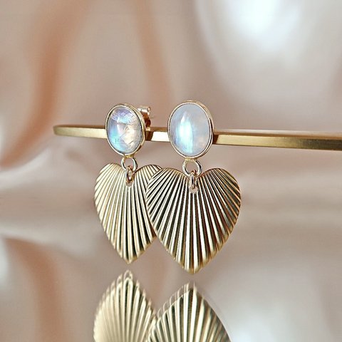 14KGF/ MOONSTONE VINTAGE RIBBED HEART STUD EARRINGS