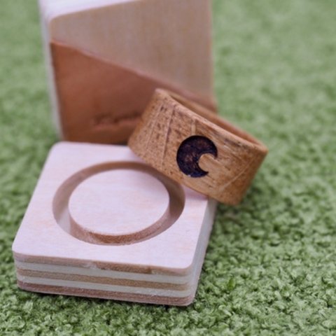 木の指輪　ケース付き　(ウッドリング)  月　刻印入り  オーク材