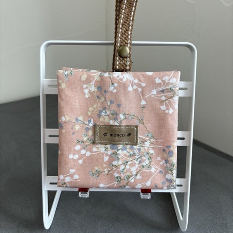 ティッシュケース　携帯ティッシュケース　箱ティッシュ　折りたたみ式　カバンに付けられる　ラミネート生地　持ち歩き　花柄　ピンク　かすみ草
