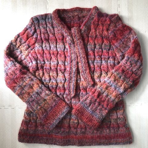 ボウタイの赤系ミックスのセーター