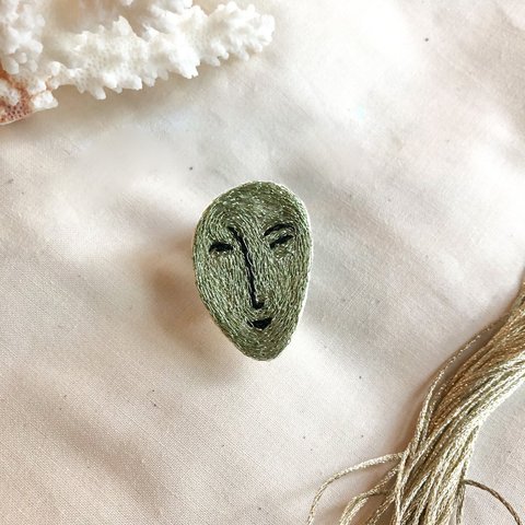 刺繍イヤリング／ピアス　Face Earrings /  Metalic green