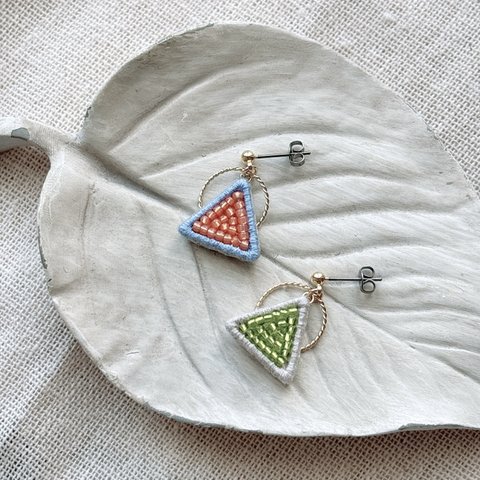 ▲さんかくとまる●　ビーズ刺繍　バイカラー　ピアス/イヤリング変更可能　金属アレルギー対応　（coral &yellow green）