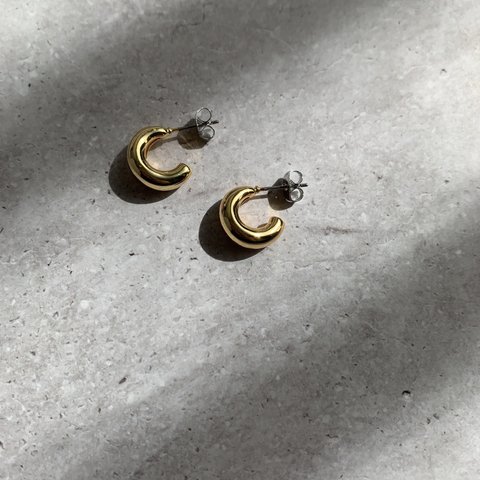 256.  gold 小さなCピアス（チタンピアス）