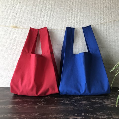 コンビニサイズの青いエコバッグと赤いエコバッグ