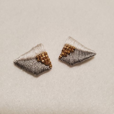 ビーズ刺繍イヤリング