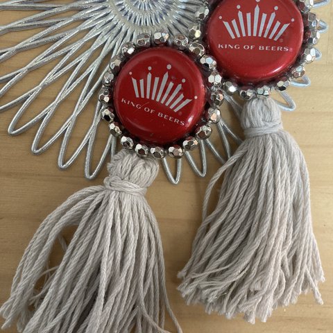 Budweiser earrings／ビール瓶の蓋／王冠リメイク／揺れる耳飾り／イヤリング／ピアス／2way／フリンジタッセル／大きめ／ビーズアクセサリー