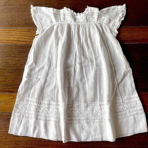 ベべ・お人形の服　レース付き白糸刺繍のフレンチスリーブドレス 12CLda6-2
