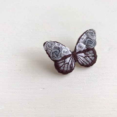 蝶々と花の刺繍ブローチ【モノクロ】