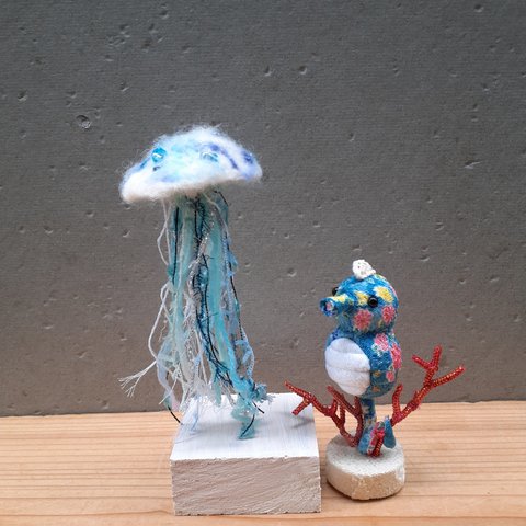 青いクラゲとタツノオトシゴ　置物　インテリア　羊毛フェルト　ちりめん細工　海月　海　マリン　珊瑚