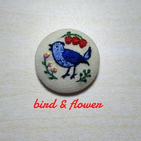 裏も可愛い🖤刺繍ブローチ♪『苺と花と青い小鳥』