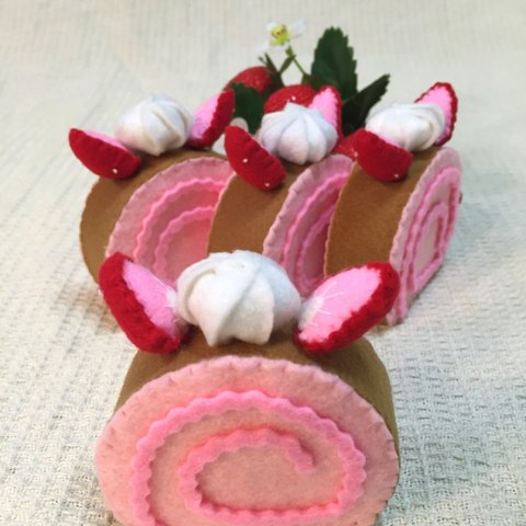 フェルトケーキ☆ロールケーキ(いちごハーフ)☆