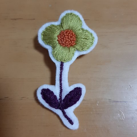 お花の 刺繍ブローチ　 　