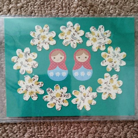 マトリョーシカと花輪のポストカード(緑)