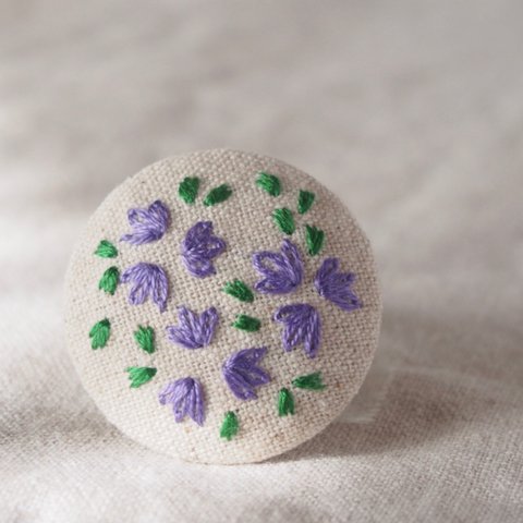 刺繍ブローチ すみれ(パープル) ヘアゴム可 くるみボタン　送料無料