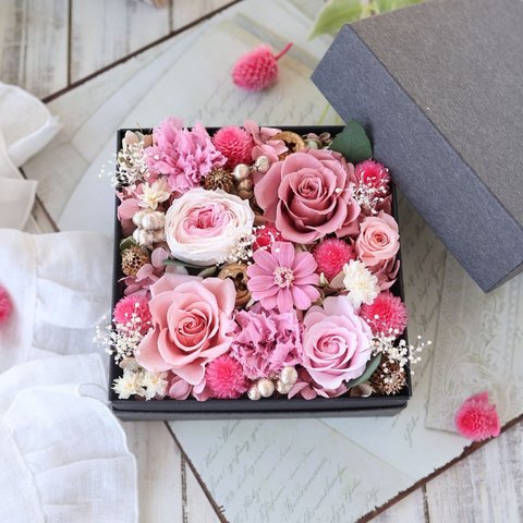 【早割】母の日に贈る宝石箱のようなフラワーボックス(L)  ピンク カーネーション ローズ プレゼント ギフト 母の日 プリザーブドフラワー 結婚祝い 退職祝い 誕生日 お祝い プレゼント 薔薇