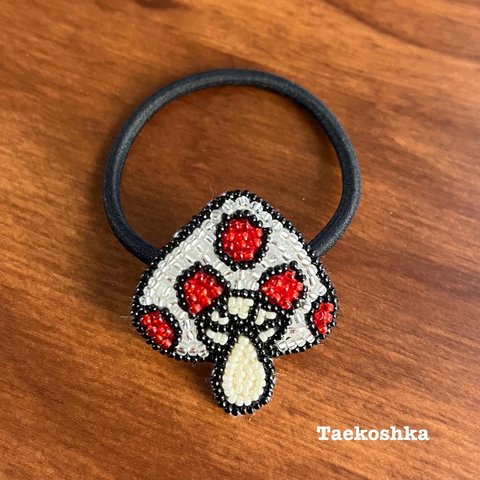 きのこのヘアゴム　白✖️赤　ビーズ刺繍