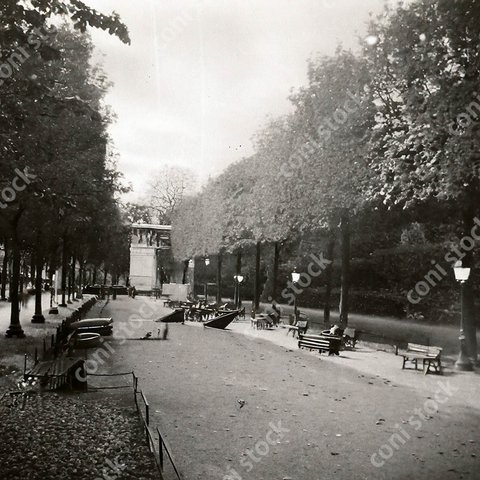 フランスの公園のイメージ、レトロ風写真、アート、古い写真　conistock_37250