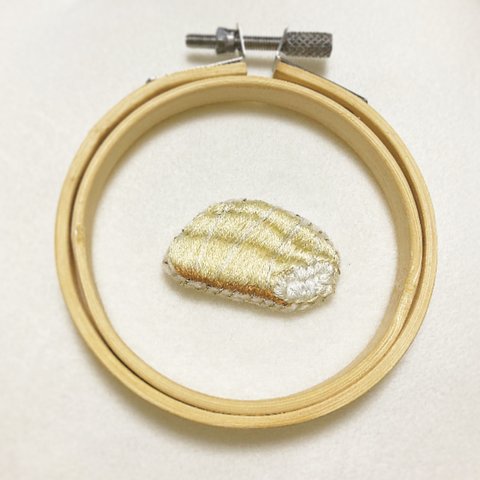 ふわさくメロンパンの刺繍ブローチ