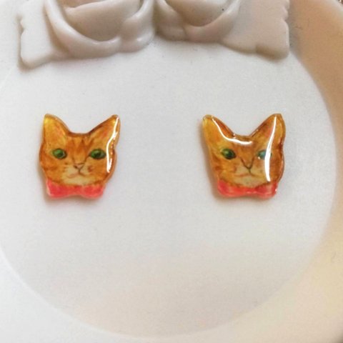 蝶ネクタイの猫のピアス/イヤリング