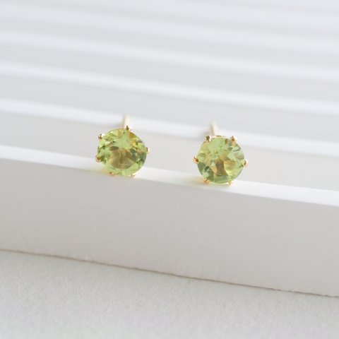 つけっぱなしOK！ペリドットの一粒ピアス 8月誕生石 ３ｍｍ サージカルステンレス　金属アレルギー対応　小さい　小粒