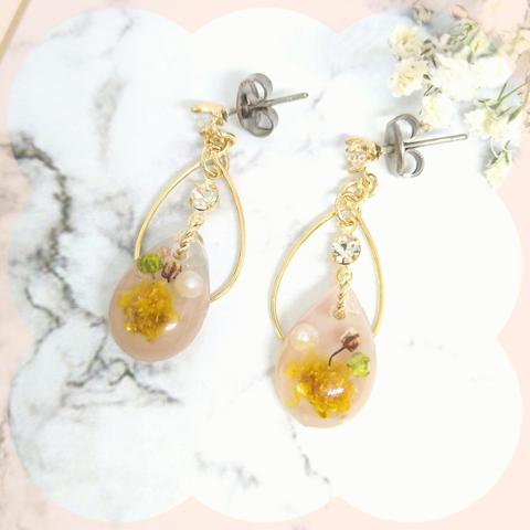 かすみ草ゆれるピアス(ｲﾔﾘﾝｸﾞ)✧。*♡しずく形🧡ｲｴﾛｰ🤎レジン🧡パーツ交換○🤎送料無料