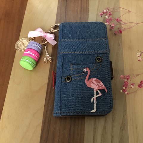 【ピンク　フラミンゴ刺繍】本格デニム生地★iPhone手帳型ケース★可愛いカラフルマカロンのチャームつき