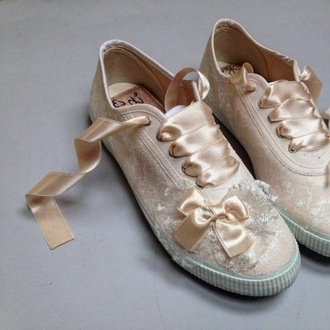 Ｓｈｕｚ.ハンドペイントスニ－カ－Nude wedding lace detail.