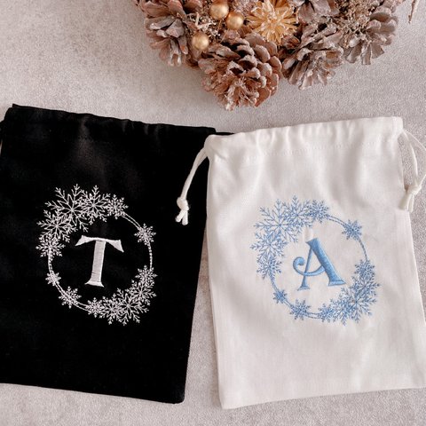 【クリスマス】【オーダーメイド】巾着 刺繍 小物入れ アルファベット 雪柄 結晶  白 黒 プレゼント 誕生日 お礼 ギフト 大人 プチギフト クリスマスプレゼント【無料ラッピング】 winter02