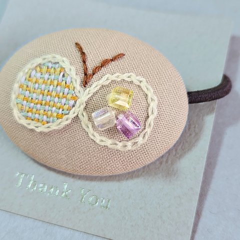 ちょうちょの刺繍くるみボタンヘアゴム