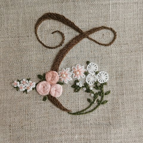 お花とアルファベットの刺繍キット　T (ブラウン系）
