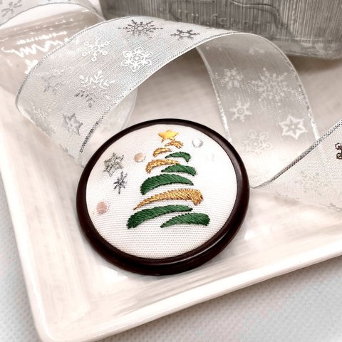 クリスマスツリー　刺繍ブローチ　絹糸と金糸の日本日本刺繍