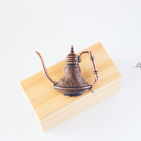 『珈琲館のレトロなコーヒー壺のブローチ』