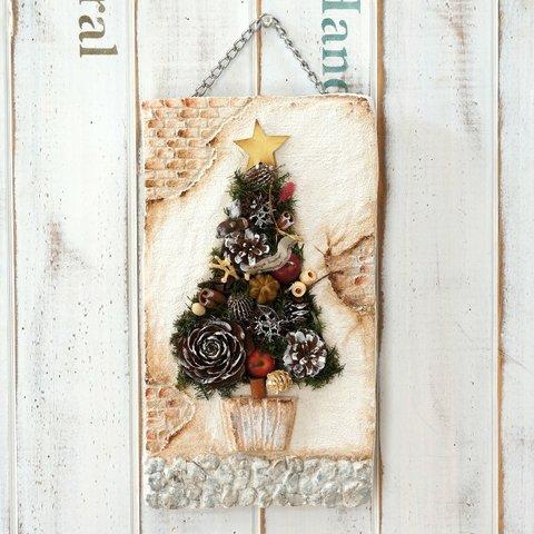 モルタルの壁と木の実の光るウォールツリー（B）クリスマスバージョン