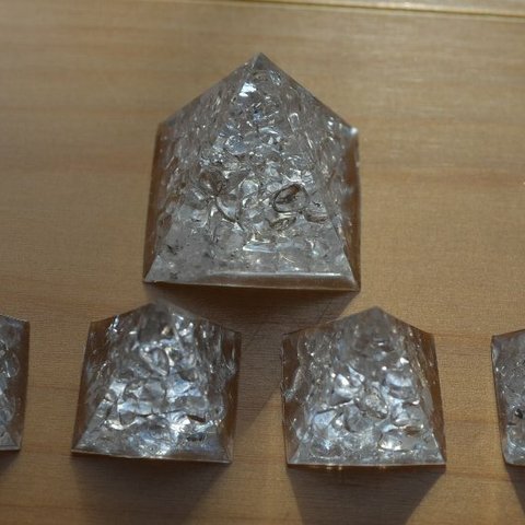 地鎮用水晶レジンセット （3.0cm×1、2.0cm×4ピラミッド型）