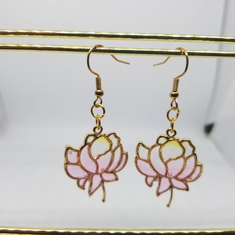 蓮の花チャームピアス