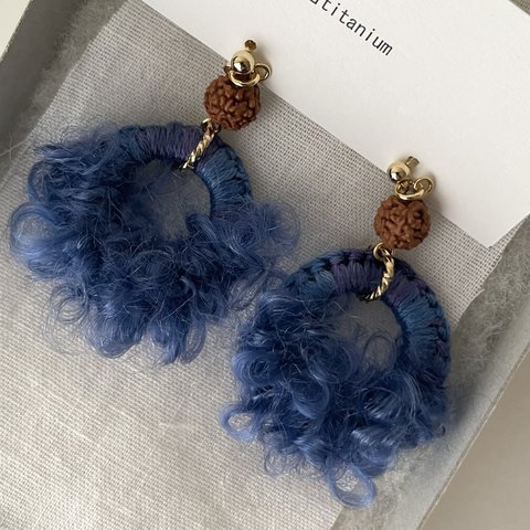ルドラクシャと毛糸のピアス『Ranunculus mix blue』