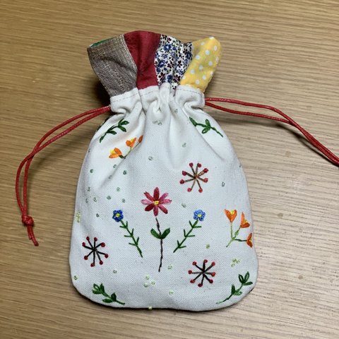 野の花刺繍の小ぶり巾着