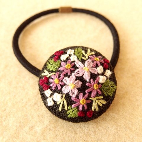 花のブーケ刺繍 くるみボタンヘアゴム