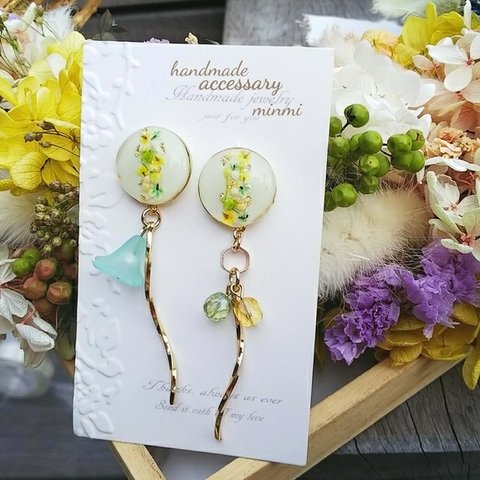 レジン×お花のアシンメトリー♡揺れる＊グリーン＊春ピアス/イヤリング