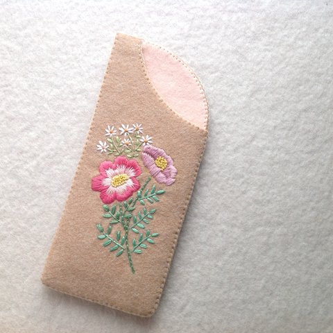 フェルトと刺繍の野の花メガネケース