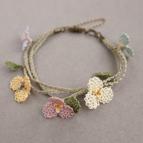 送料無料[針と絹糸で編んだ可憐なお花]シルクイーネオヤ(トルコ刺繍･レース)マグネットクラスプでらくらく着脱サイズが選べるカラフルブレスレット ギフトラッピング無料　大人かわいいスモーキーカラー　春色